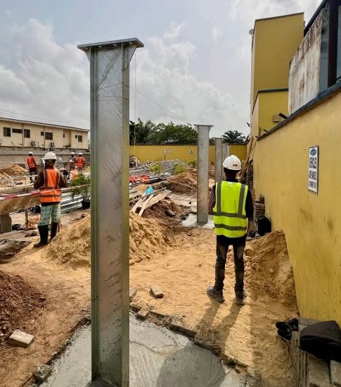 Nigéria - Carport solaire en acier à pilier unique de 180 kWc