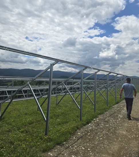 Systèmes de montage solaire à double poteau : la solution optimale pour les installations en zones exposées à des vents violents